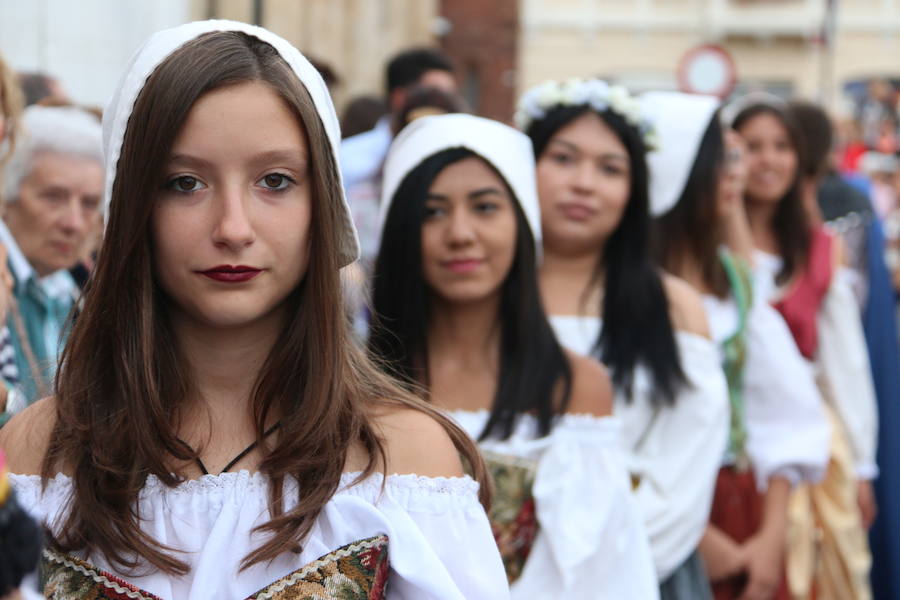 Las cien doncellas ya parten hacia las tierras del sur. Cincuenta nobles y cincuenta plebeyas que cada año forman un nefando tributo para evitar el ataque al Reino por parte de Abderramán I. Es la tradición que como cada año ha recorrido las calles de León para rememorar los tiempos en los que el emir de Córdoba recibía este tributo pactado con el rey astur Mauregato, quien intentaba evitar el ataque árabe en tierras cristianas