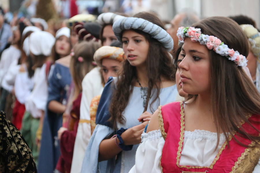 Las cien doncellas ya parten hacia las tierras del sur. Cincuenta nobles y cincuenta plebeyas que cada año forman un nefando tributo para evitar el ataque al Reino por parte de Abderramán I. Es la tradición que como cada año ha recorrido las calles de León para rememorar los tiempos en los que el emir de Córdoba recibía este tributo pactado con el rey astur Mauregato, quien intentaba evitar el ataque árabe en tierras cristianas