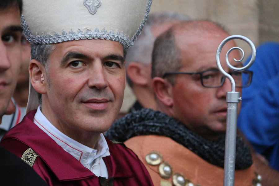 Las cien doncellas ya parten hacia las tierras del sur. Cincuenta nobles y cincuenta plebeyas que cada año forman un nefando tributo para evitar el ataque al Reino por parte de Abderramán I. Es la tradición que como cada año ha recorrido las calles de León para rememorar los tiempos en los que el emir de Córdoba recibía este tributo pactado con el rey astur Mauregato, quien intentaba evitar el ataque árabe en tierras cristianas