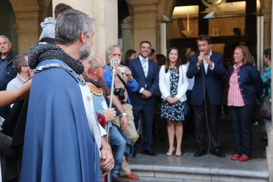 Las cien doncellas ya parten hacia las tierras del sur. Cincuenta nobles y cincuenta plebeyas que cada año forman un nefando tributo para evitar el ataque al Reino por parte de Abderramán I. Es la tradición que como cada año ha recorrido las calles de León para rememorar los tiempos en los que el emir de Córdoba recibía este tributo pactado con el rey astur Mauregato, quien intentaba evitar el ataque árabe en tierras cristianas