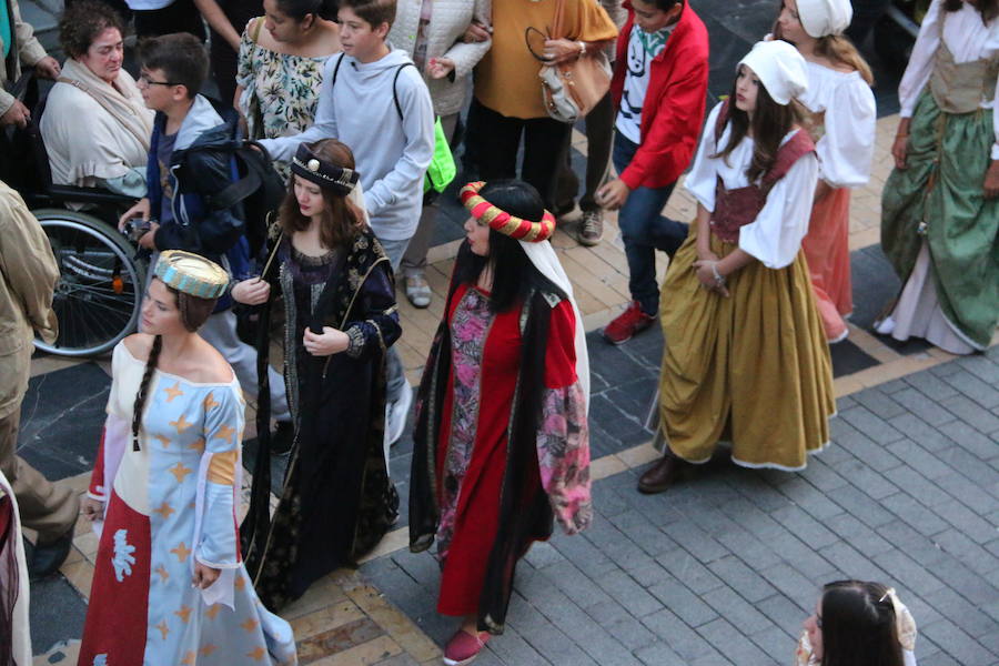 Las cien doncellas ya parten hacia las tierras del sur. Cincuenta nobles y cincuenta plebeyas que cada año forman un nefando tributo para evitar el ataque al Reino por parte de Abderramán I. Es la tradición que como cada año ha recorrido las calles de León para rememorar los tiempos en los que el emir de Córdoba recibía este tributo pactado con el rey astur Mauregato, quien intentaba evitar el ataque árabe en tierras cristianas