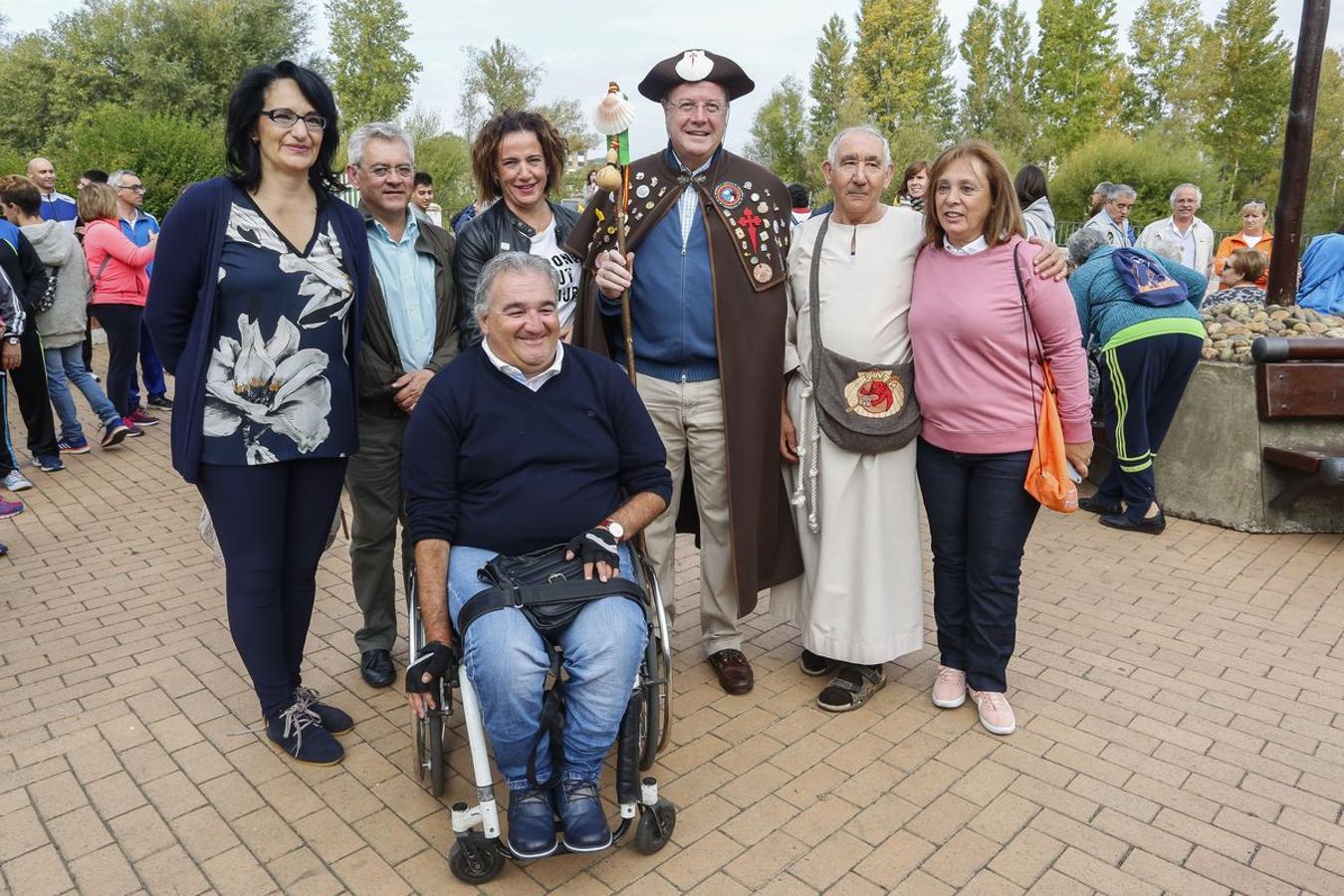 Puente Castro acoge la salida de la primera marcha ‘Camino de Santiago para todos’ con la que reivindicar vías a su paso por la provincia para las personas con movilidad reducida