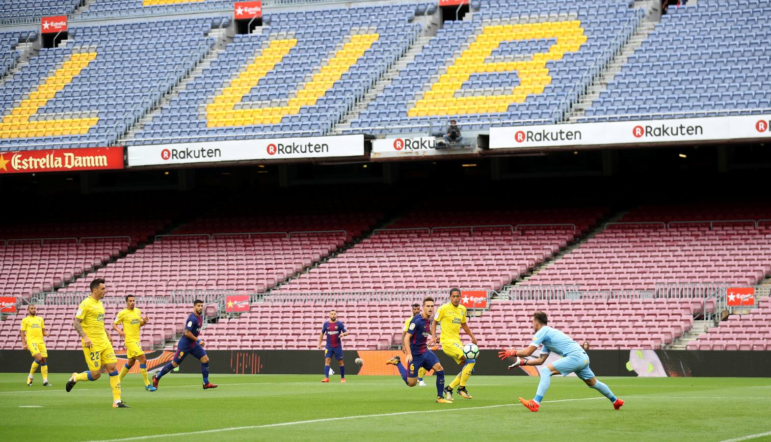 Las mejores imágenes del partido de la séptima joranda de Liga entre el Barcelona y e Las Palmas, que se ha disputado a puerta cerrada.