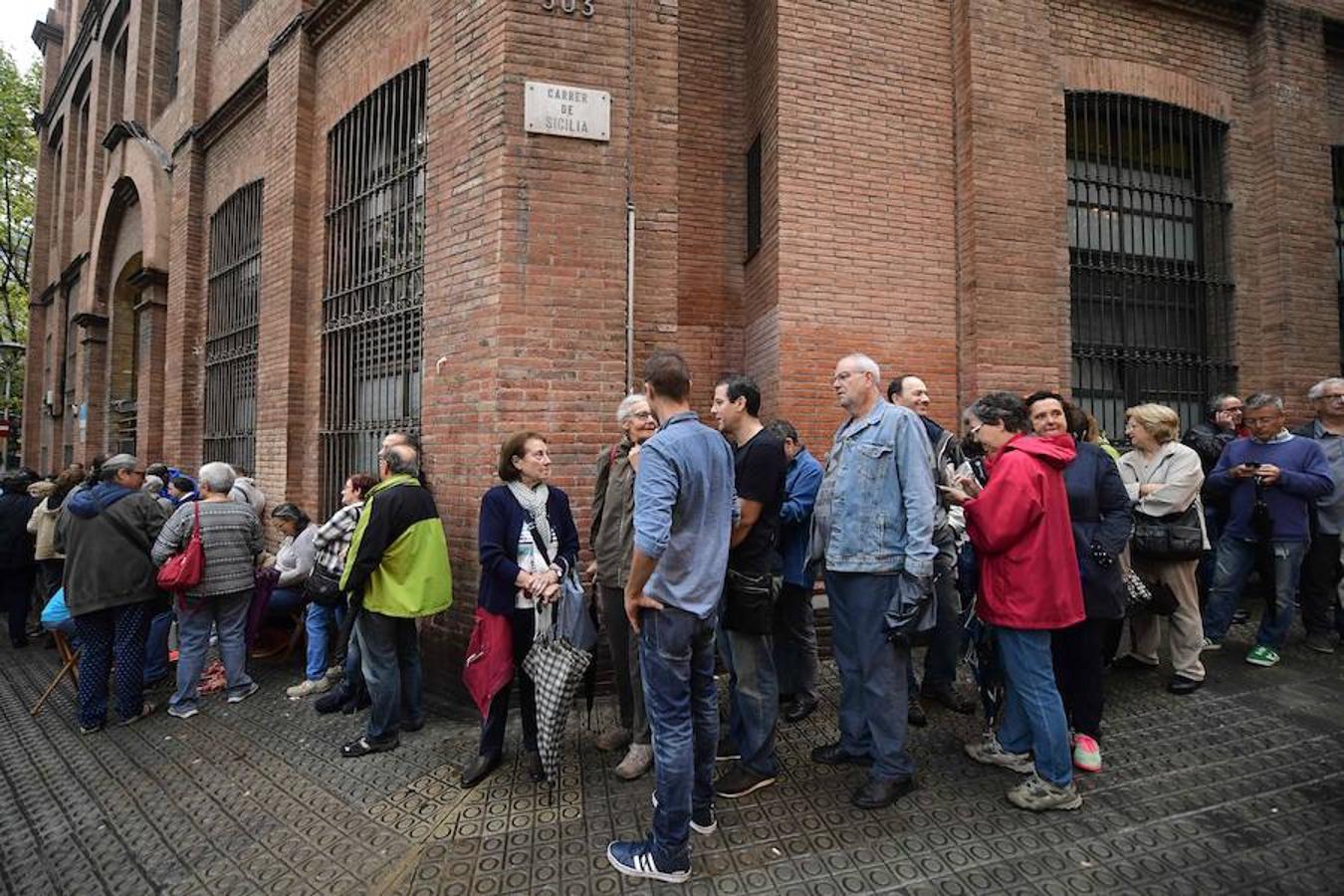 En varios puntos de Cataluña se han vivido momentos de tensión, entre manifestantes y agentes de policía, durante el referéndum soberanista