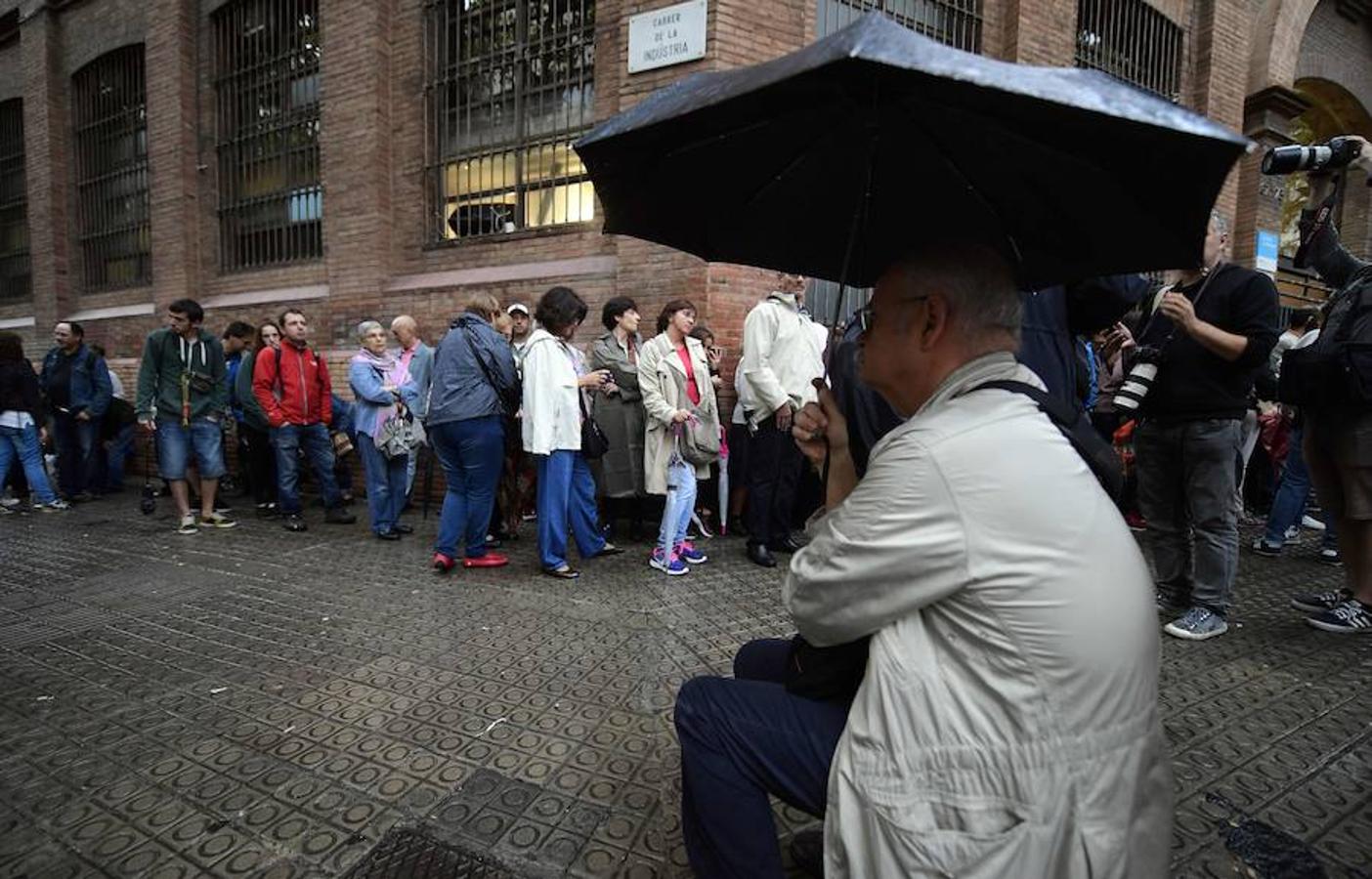 En varios puntos de Cataluña se han vivido momentos de tensión, entre manifestantes y agentes de policía, durante el referéndum soberanista