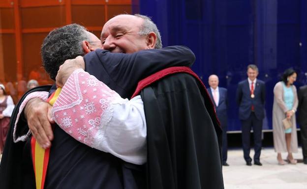 Cabildo y síndico se fusionan en un abrazo.