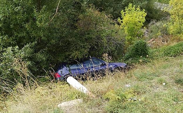 Coche siniestado en Ciñera.