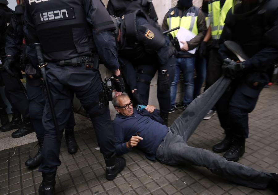 Los agentes retiran a los concentrados de la zona más cercana a los colegios electorales entre gritos de «independencia» y «queremos votar»