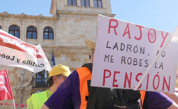 Un pensionista durante la marcha.