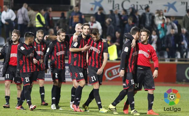 La plantilla del Reus celebra un gol.