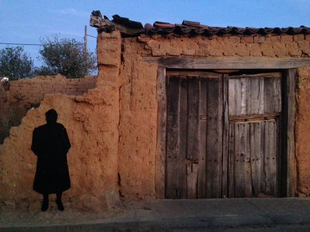 La artista Gloria Rubio Largo acerca su proyecto ‘Vacíos del pasado’ a la localidad leonesa de Ambasaguas de Curueño después de pasar por distintos puntos de la Comunidad. 'Vacíos del pasado' es un proyecto de intervención artística a través de siluetas de fieltro negras en espacios urbanos que están siendo abandonados, que hace un pequeño homenaje a los que se fueron, a los emigrantes