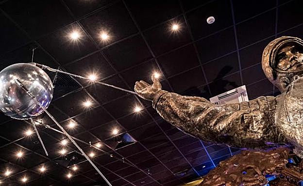 Réplica del Sputnik en el Museo Memorial de la Cosmonáutica de Moscú.