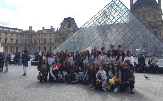 Imagen principal - Visitas en París de los alumnos del Divina Pastora.