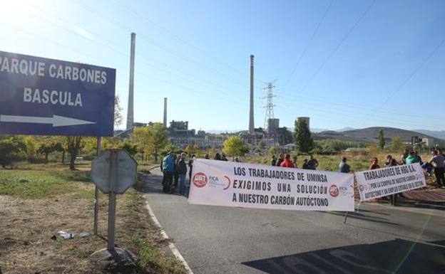 Los trabajadores de Uminsa y HBG durante una concentración ante la central térmica de Compostilla. 