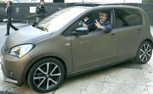 Puigdemont, en un coche Seat fabricado en Martorell.