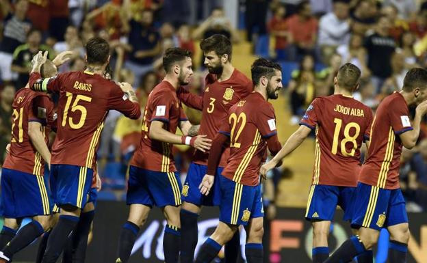 Los jugadores de la selección celebran uno de sus goles. 