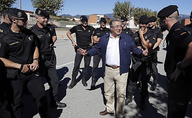 Juan Ignacio Zoido conversa con los guardias civiles.