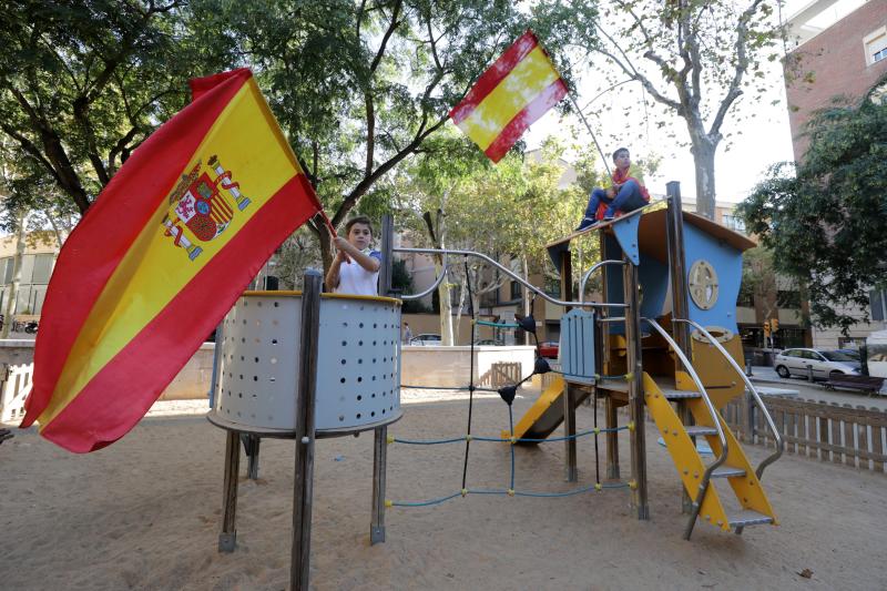 A partir de las 12:00 horas se concentran miles de personas en la capital catalana para «recuperar la sensatez»