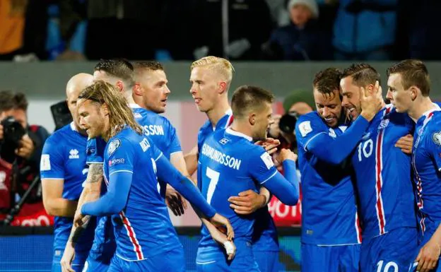 La selección islandesa celebra un tanto en el último encuentro ante Kosovo.