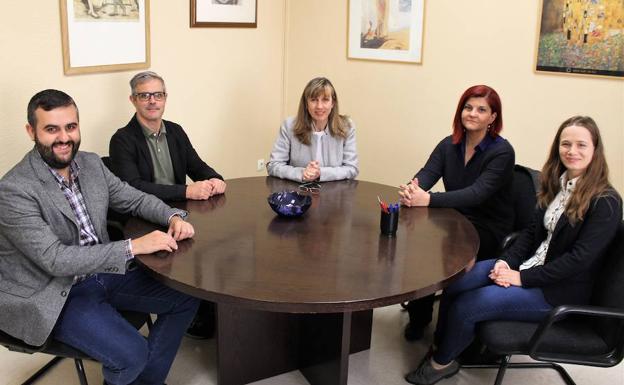 Los profesores de la universidad de León, junto a las becadas Likotrafiti y Alexandra Oniciu.