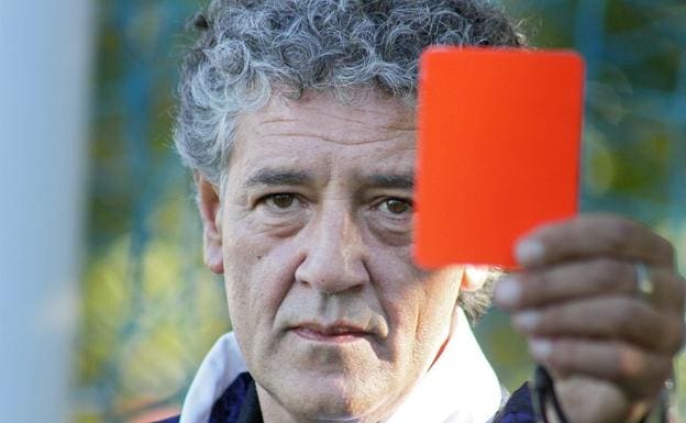 Rafa GUerrero muestra una cartulina roja.