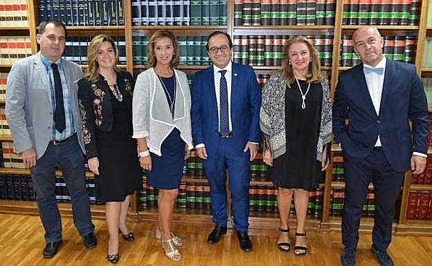 Fernando Santocildes, en el centro, junto a los cinco miembros de su candidatura. 