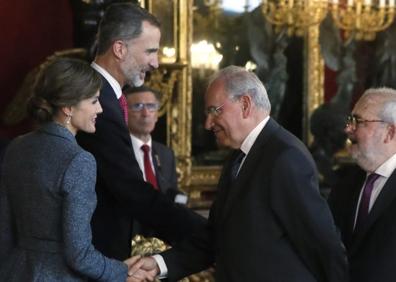 Imagen secundaria 1 - Arriba: Los Reyes saludan a Felipe González; abajo, con Alfonso Guerra (i) y Javier Solana.