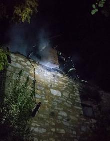 Imagen secundaria 2 - Un virulento fuego en una vivienda en Valdoré obliga a intervenir a los Bomberos de León 