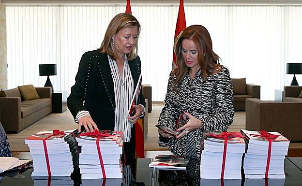 La consejera de Economía y Hacienda, Pilar del Olmo, registra el Proyecto de Presupuestos de la Comunidad para 2018 en las Cortes de Castilla y León para su tramitación parlamentaria. Junto a ella, la presidenta del Parlamento, Silvia Clemente . 