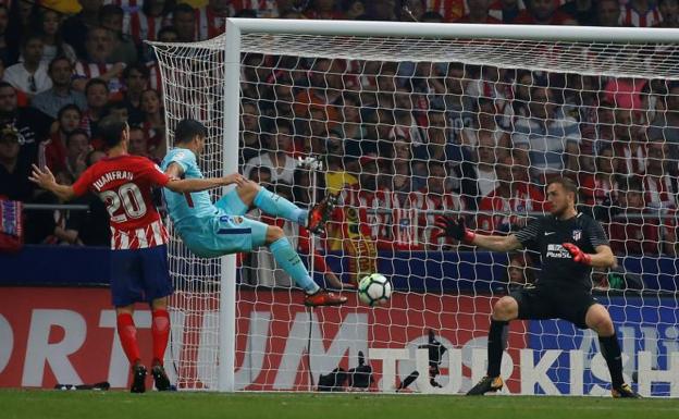 Luis Suárez marca el gol del Barça.