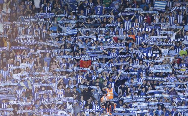 Aficionados del Alavés en Mendizorroza.