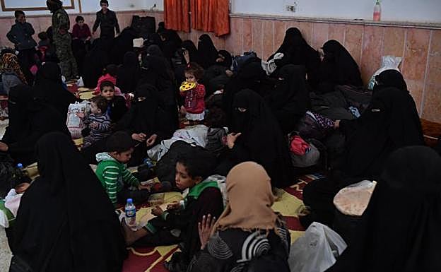Mujeres y niños esperando para ser evacuados en Raqqua.