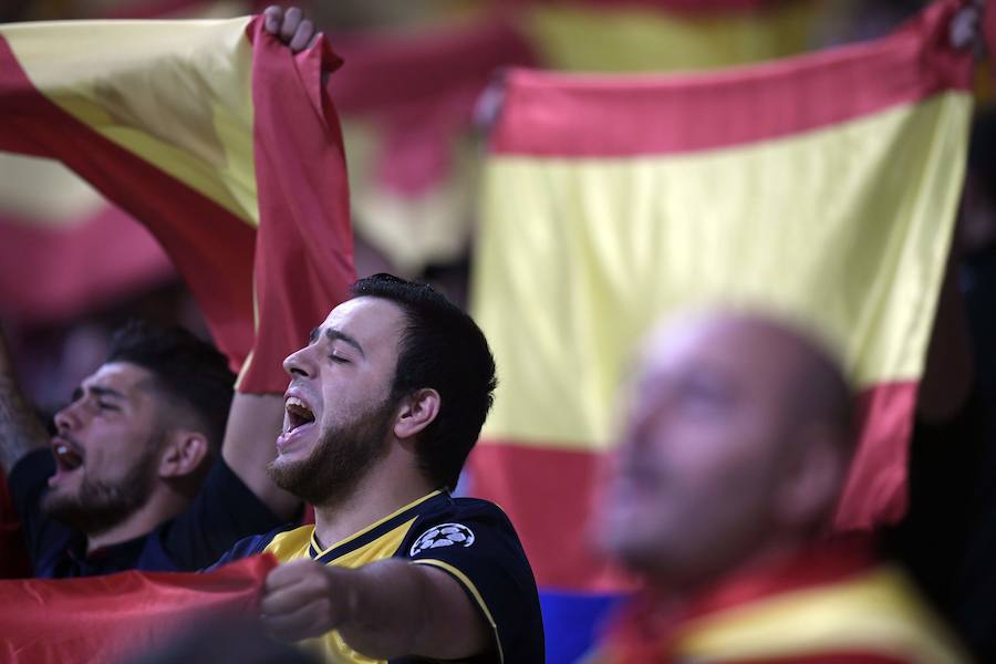 Una multitud de aficionados del Atlético de Madrid lució los colores nacionales en el partido ante el Barcelona.