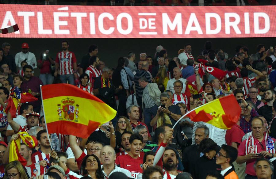 Una multitud de aficionados del Atlético de Madrid lució los colores nacionales en el partido ante el Barcelona.