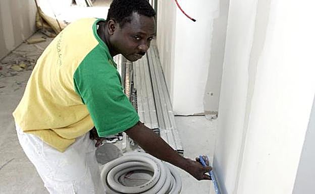 León rompe cinco años a la baja en el colectivo de extranjeros ‘con papeles’ y gana 390 en 12 meses