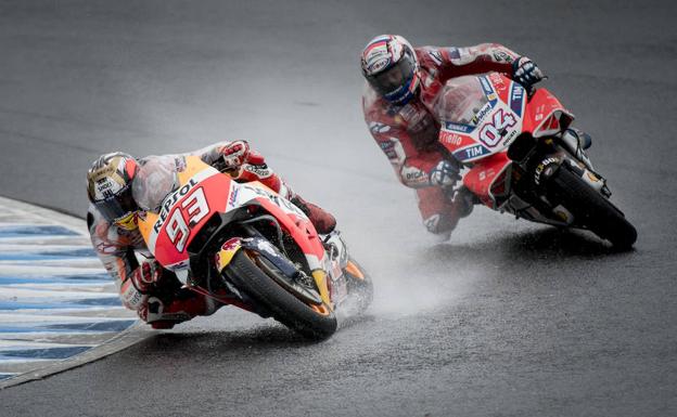 Andrea Dovizioso se dispone a adelantar a Marc Márquez. 