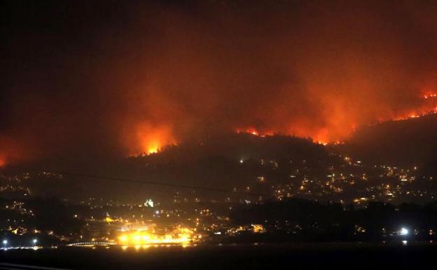 Imagen principal - Mueren cuatro personas en Galicia, donde nueve incendios siguen amenazando viviendas
