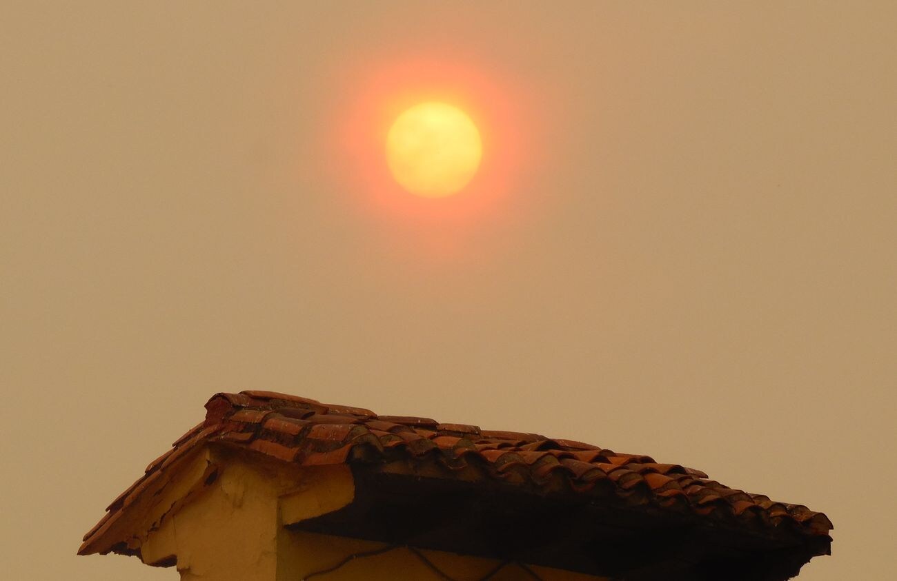 El humo de los incendios de Galicia cubre León y deja una imagen única con un 'sol rojo'