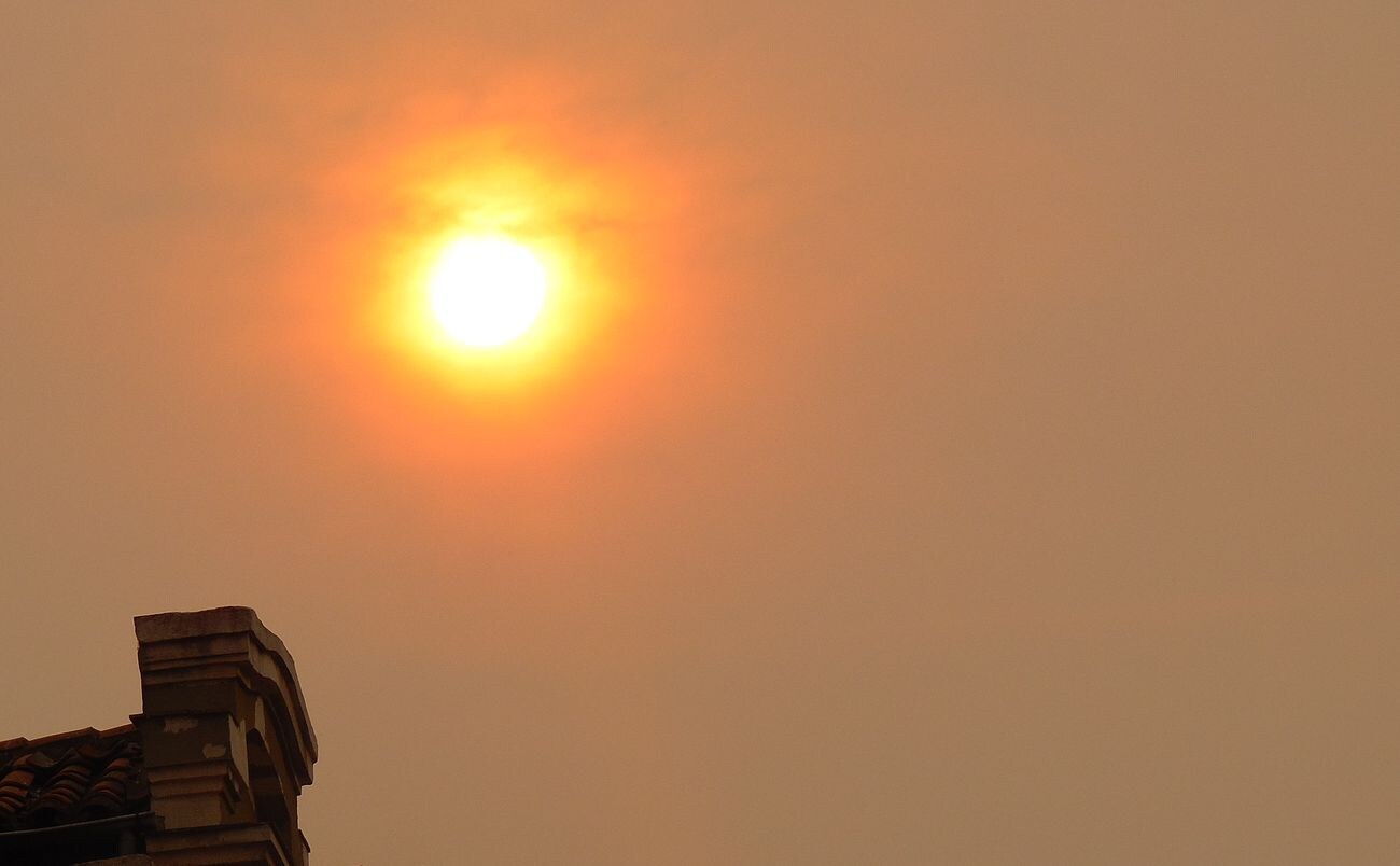 El humo de los incendios de Galicia cubre León y deja una imagen única con un 'sol rojo'