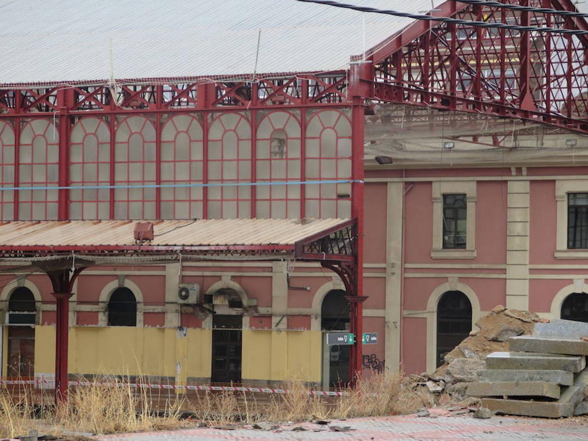 Retirada progresiva de la marquesina de la antigua estación