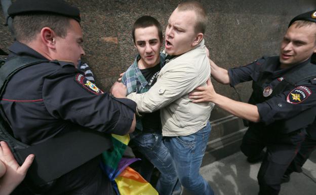 Dos policías detienen a participantes en una concentración LGTB en Moscú.