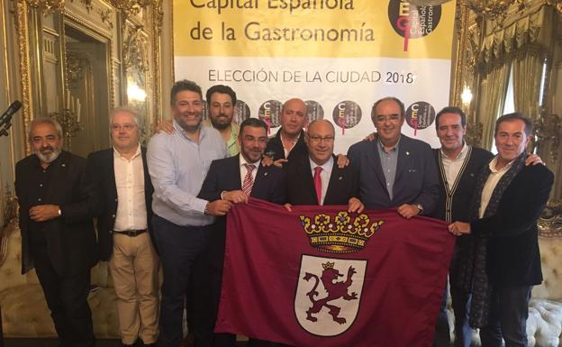 Los representantes leoneses posan con la bandera de León.