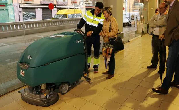 El Ayuntamiento de León destina 10.136 euros a la compra de una máquina friegasuelos