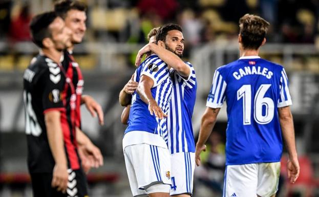 Willian José, gran protagonista del choque con sus cuatro goles, felicitado por sus compañeros. 