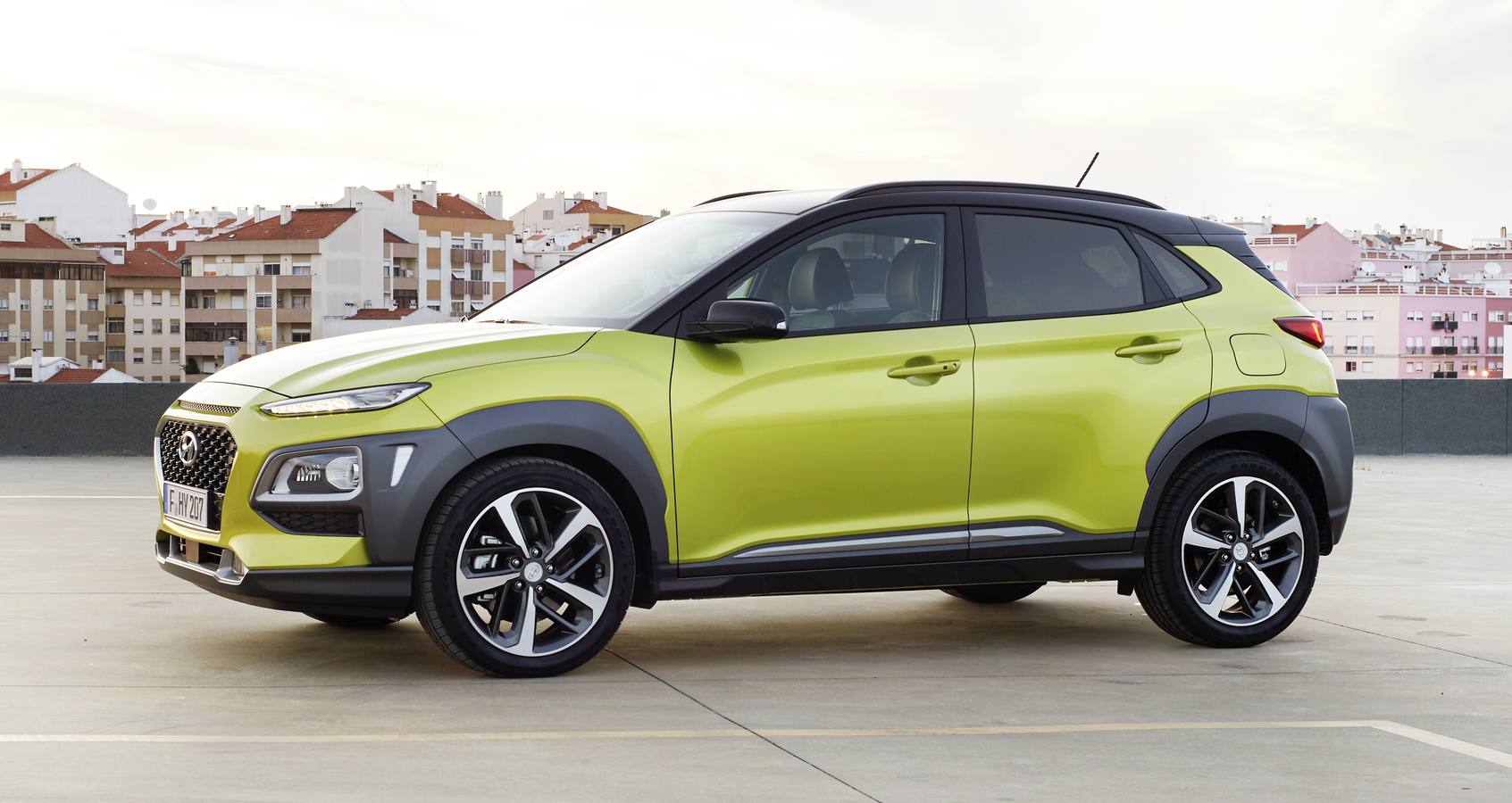 Hyundai amplía la gama con el Kona, un SUV compacto de poco más de 4,10 metros de longitud. A la venta desde 13.990 euros, se comercializa con tracción delantera y también total y cambio manual o automático. 