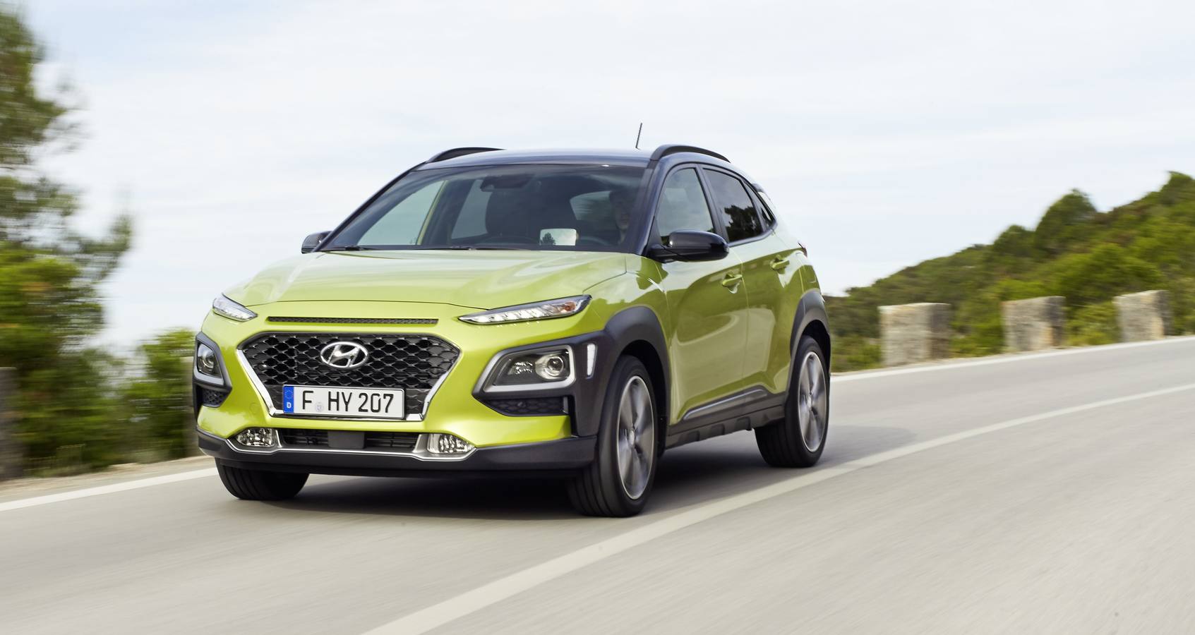 Hyundai amplía la gama con el Kona, un SUV compacto de poco más de 4,10 metros de longitud. A la venta desde 13.990 euros, se comercializa con tracción delantera y también total y cambio manual o automático. 