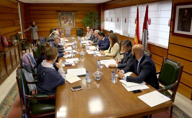 El consejero de Fomento y Medio Ambiente, Juan Carlos Suárez-Quiñones, se reúne con los miembros de la Mesa del Diálogo Social en materia de vivienda