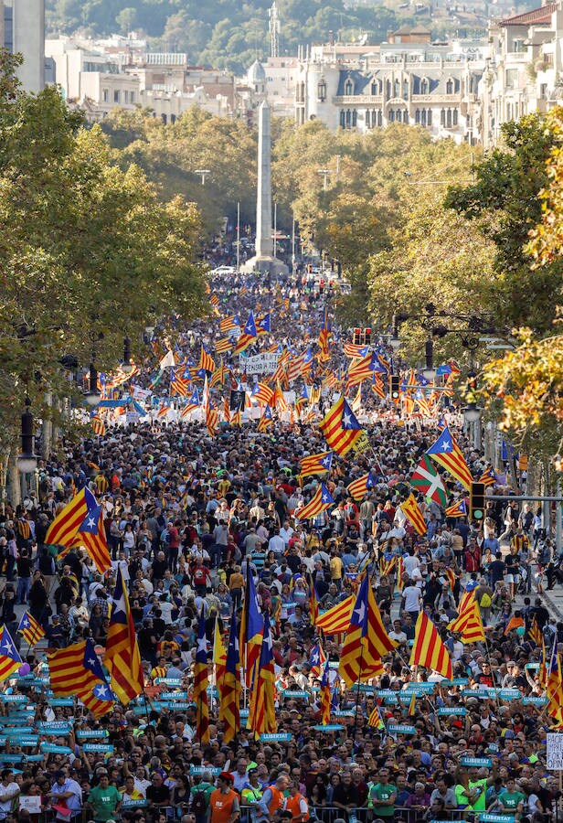 Miles de personas, con el Govern al frente, se manifiestan contra la aplicación del 155 y piden la liberación de los 'Jordis'.