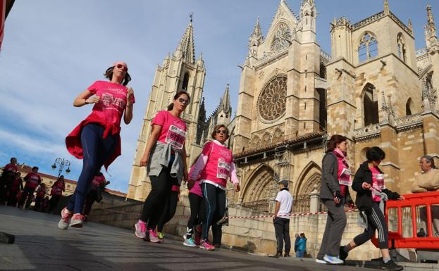 Participantes en la carrera durante la mañana del domingo. 