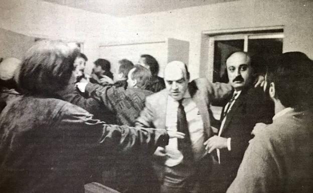 Imagen de los incidentes ocurridos en 1991 en el Ayuntamiento de Carballedo (Lugo) entre vecinos y ediles. 